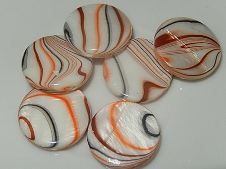 B1409 Glaskraal wit met oranje, groene en bruine strepen rond plat 17x4 mm