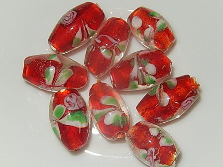 B2228 Glaskraal rood met wit/groene bloemtekening ovaal 18x10 mm