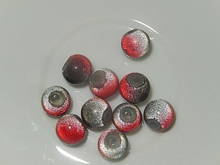 B2217 Glaskraal rood met zilver 3D effect rond 8 mm