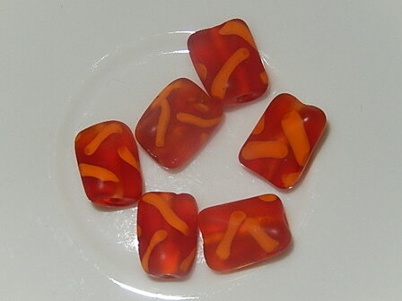 B2305 Glaskraal rood met oranje strepen rechthoek met twist 13x10x8 mm mat