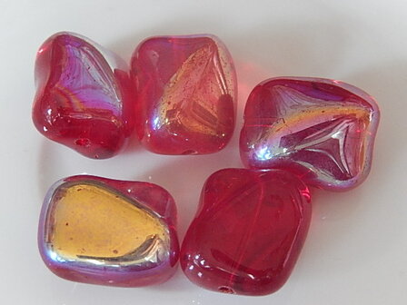 B2421 Glaskraal rood AB glans nugget 18x15x12 mm